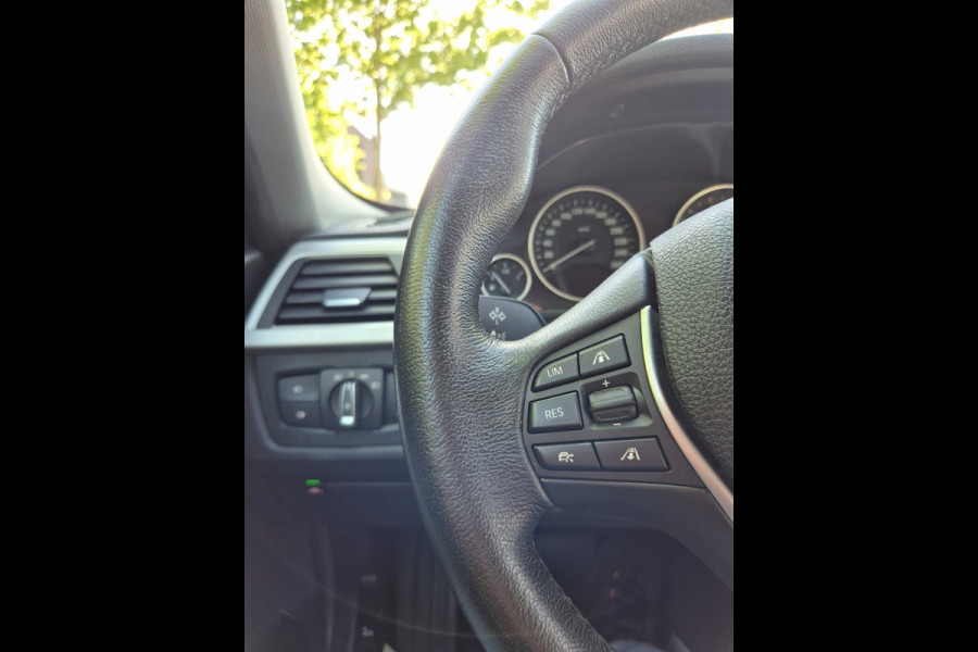 BMW 3 Serie Touring 320i LCI Apple CarPlay Adaptieve Cruise Camera Sport Stoelen KeyLess Lm Velgen Corporate Lease Executive