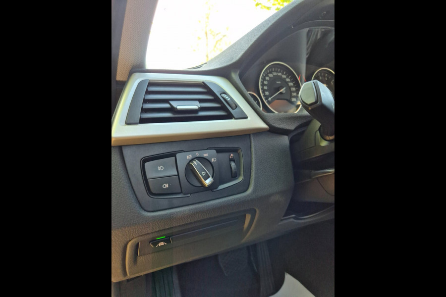 BMW 3 Serie Touring 320i LCI Apple CarPlay Adaptieve Cruise Camera Sport Stoelen KeyLess Lm Velgen Corporate Lease Executive
