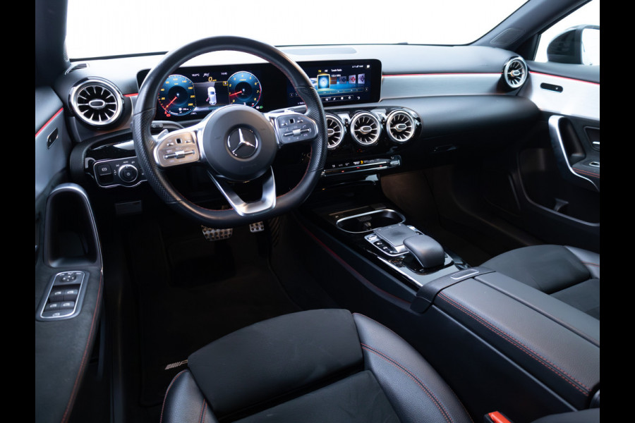 Mercedes-Benz A-Klasse 180 Business Solution AMG Night Upgrade | Adaptive-cruise | Navigatie | Stoelverwarming Sfeerverlichting, Live traffic info, All-season, Camera