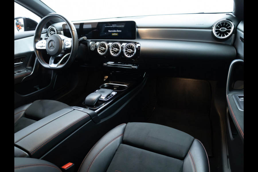 Mercedes-Benz A-Klasse 180 Business Solution AMG Night Upgrade | Adaptive-cruise | Navigatie | Stoelverwarming Sfeerverlichting, Live traffic info, All-season, Camera