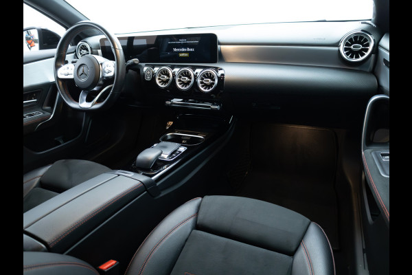 Mercedes-Benz A-Klasse 180 Business Solution AMG Night Upgrade | Adaptive-cruise | Navigatie | Stoelverwarming Sfeerverlichting, Live traffic info, All-season, Camera