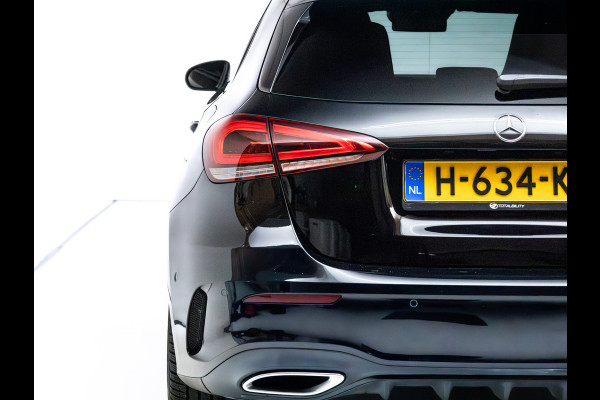 Mercedes-Benz A-Klasse 180 Business Solution AMG Night Upgrade | Adaptive-cruise | Navigatie | Stoelverwarming Sfeerverlichting, Live traffic info, All-season, Camera