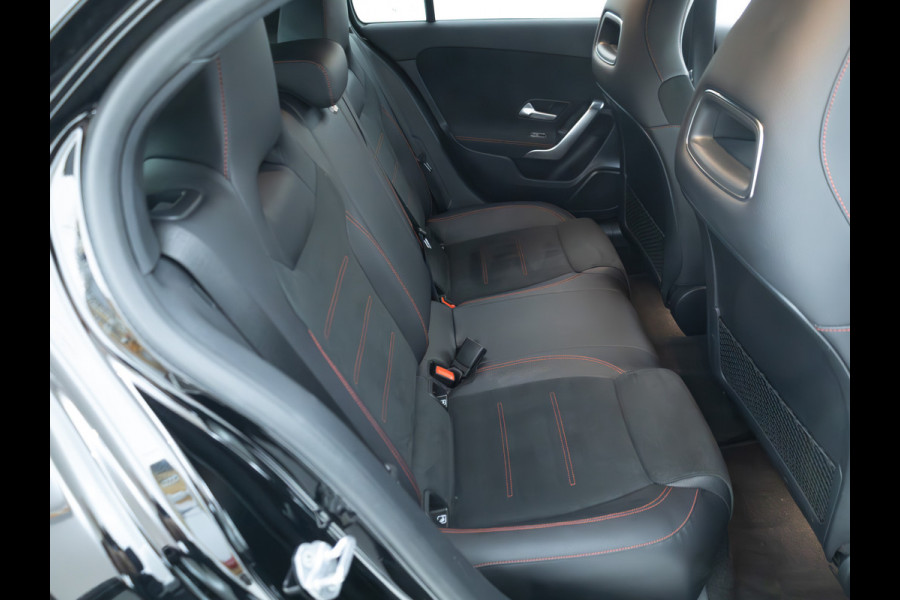 Mercedes-Benz A-Klasse 180 Business Solution AMG Night Upgrade | Adaptive-cruise | Navigatie | Stoelverwarming Sfeerverlichting, Live traffic info, All-season, Camera