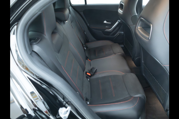 Mercedes-Benz A-Klasse 180 Business Solution AMG Night Upgrade | Adaptive-cruise | Navigatie | Stoelverwarming Sfeerverlichting, Live traffic info, All-season, Camera