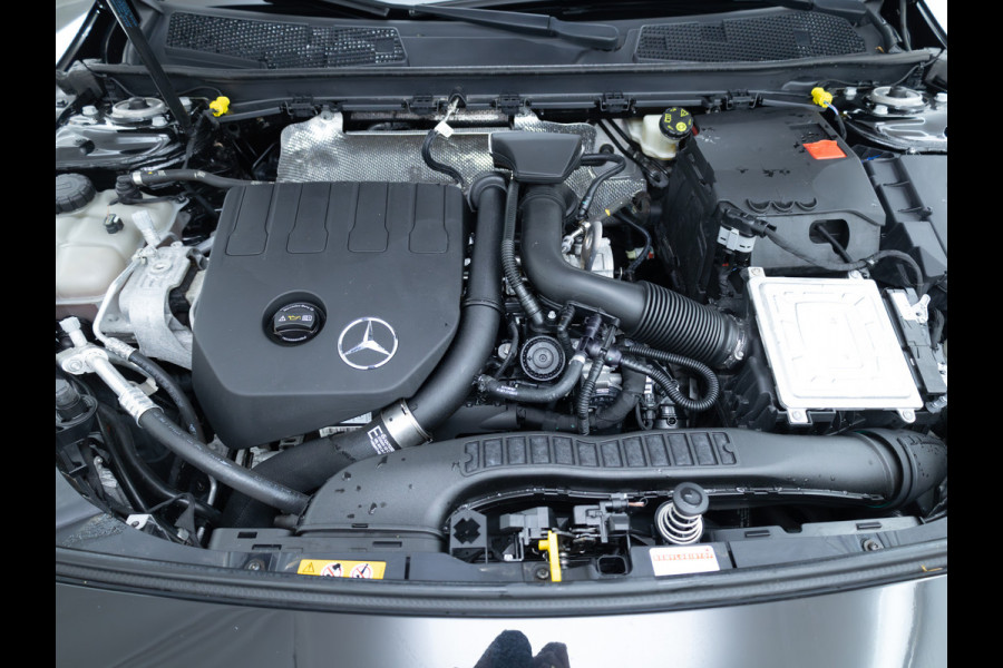 Mercedes-Benz A-Klasse 180 Business Solution AMG Night Upgrade | Adaptive-cruise | Navigatie | Stoelverwarming Sfeerverlichting, Live traffic info, All-season, Camera
