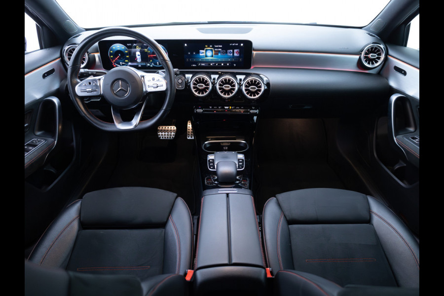 Mercedes-Benz A-Klasse 180 Business Solution AMG Night Upgrade | Adaptive-cruise | Navigatie | Stoelverwarming Sfeerverlichting, Live traffic info, All-season, Camera