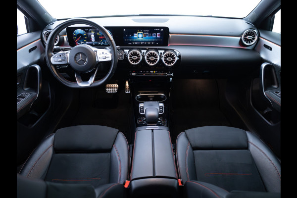 Mercedes-Benz A-Klasse 180 Business Solution AMG Night Upgrade | Adaptive-cruise | Navigatie | Stoelverwarming Sfeerverlichting, Live traffic info, All-season, Camera