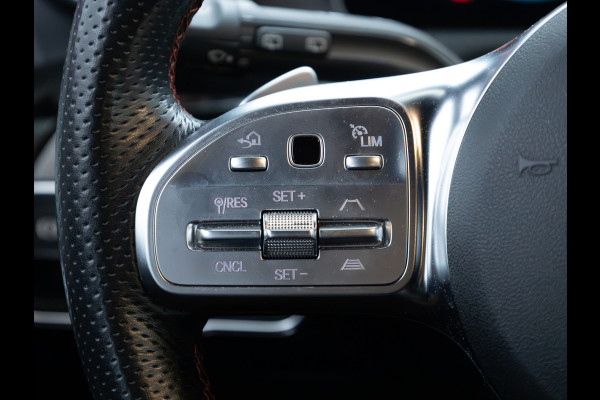 Mercedes-Benz A-Klasse 180 Business Solution AMG Night Upgrade | Adaptive-cruise | Navigatie | Stoelverwarming Sfeerverlichting, Live traffic info, All-season, Camera