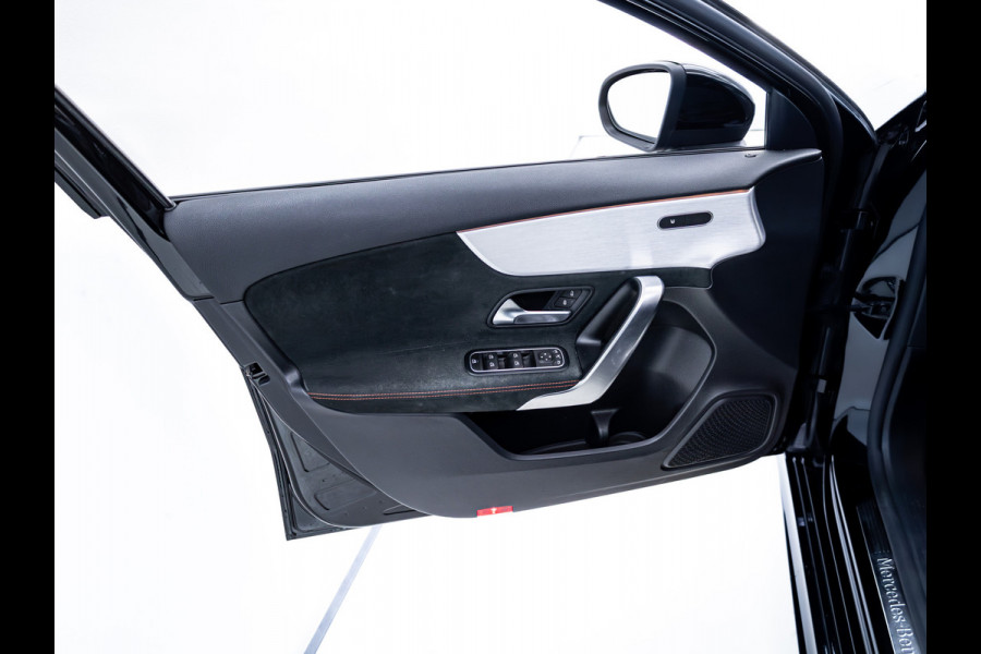 Mercedes-Benz A-Klasse 180 Business Solution AMG Night Upgrade | Adaptive-cruise | Navigatie | Stoelverwarming Sfeerverlichting, Live traffic info, All-season, Camera