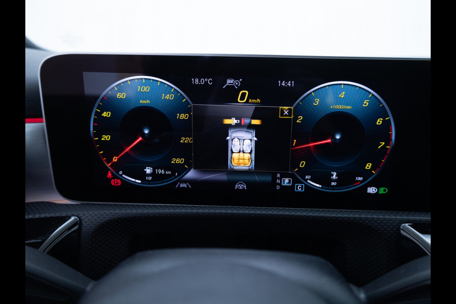Mercedes-Benz A-Klasse 180 Business Solution AMG Night Upgrade | Adaptive-cruise | Navigatie | Stoelverwarming Sfeerverlichting, Live traffic info, All-season, Camera