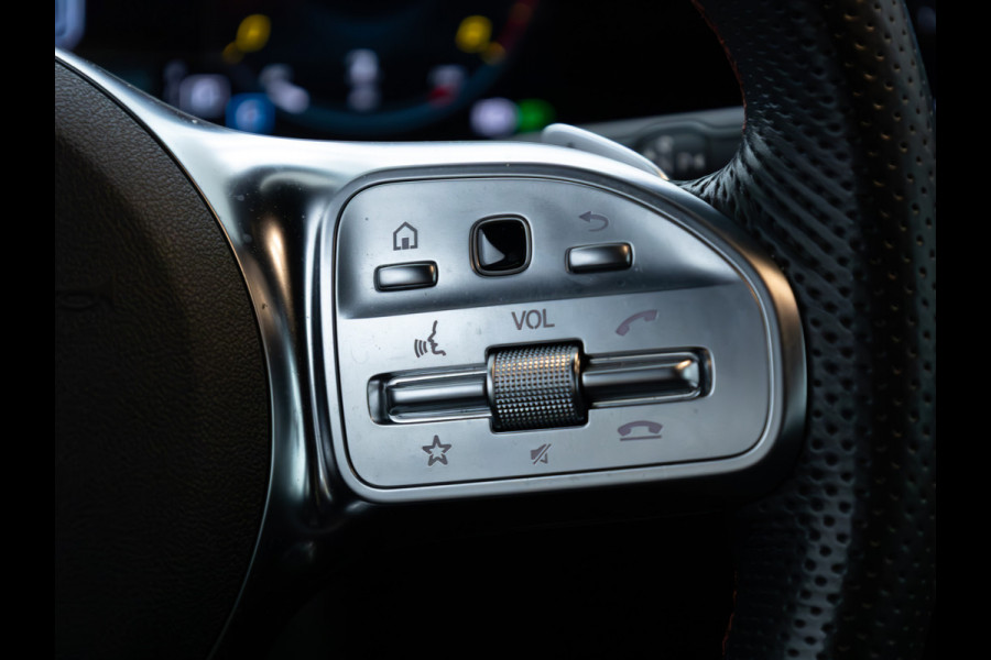 Mercedes-Benz A-Klasse 180 Business Solution AMG Night Upgrade | Adaptive-cruise | Navigatie | Stoelverwarming Sfeerverlichting, Live traffic info, All-season, Camera