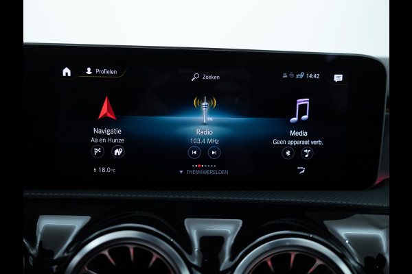 Mercedes-Benz A-Klasse 180 Business Solution AMG Night Upgrade | Adaptive-cruise | Navigatie | Stoelverwarming Sfeerverlichting, Live traffic info, All-season, Camera