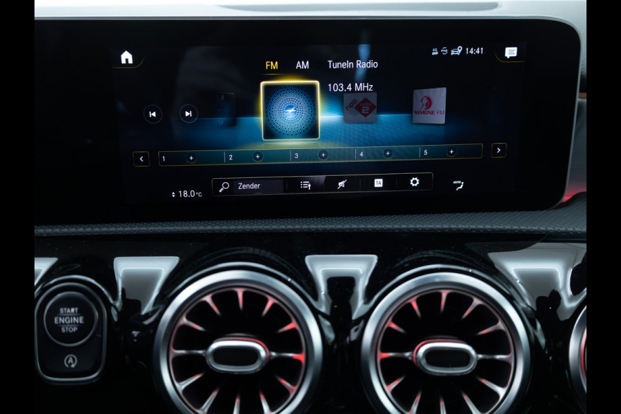 Mercedes-Benz A-Klasse 180 Business Solution AMG Night Upgrade | Adaptive-cruise | Navigatie | Stoelverwarming Sfeerverlichting, Live traffic info, All-season, Camera