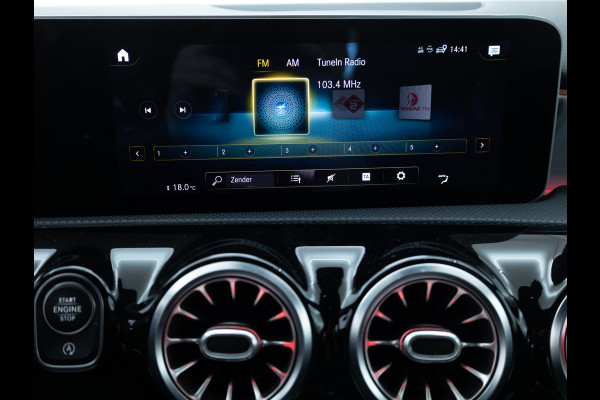 Mercedes-Benz A-Klasse 180 Business Solution AMG Night Upgrade | Adaptive-cruise | Navigatie | Stoelverwarming Sfeerverlichting, Live traffic info, All-season, Camera