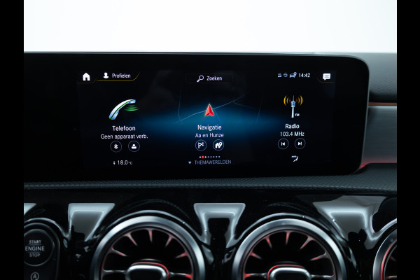 Mercedes-Benz A-Klasse 180 Business Solution AMG Night Upgrade | Adaptive-cruise | Navigatie | Stoelverwarming Sfeerverlichting, Live traffic info, All-season, Camera
