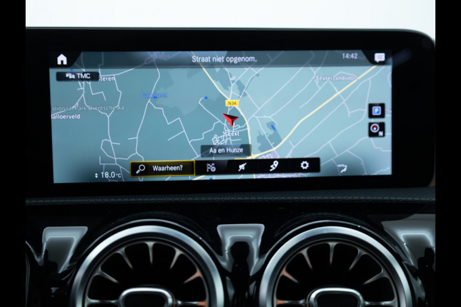Mercedes-Benz A-Klasse 180 Business Solution AMG Night Upgrade | Adaptive-cruise | Navigatie | Stoelverwarming Sfeerverlichting, Live traffic info, All-season, Camera