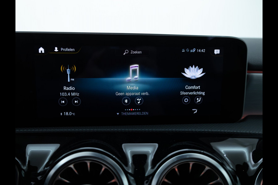 Mercedes-Benz A-Klasse 180 Business Solution AMG Night Upgrade | Adaptive-cruise | Navigatie | Stoelverwarming Sfeerverlichting, Live traffic info, All-season, Camera