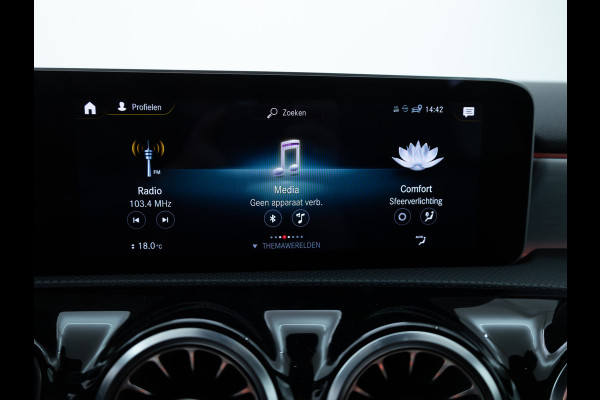 Mercedes-Benz A-Klasse 180 Business Solution AMG Night Upgrade | Adaptive-cruise | Navigatie | Stoelverwarming Sfeerverlichting, Live traffic info, All-season, Camera