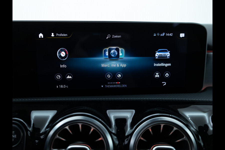 Mercedes-Benz A-Klasse 180 Business Solution AMG Night Upgrade | Adaptive-cruise | Navigatie | Stoelverwarming Sfeerverlichting, Live traffic info, All-season, Camera