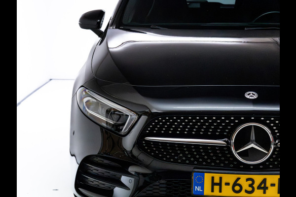 Mercedes-Benz A-Klasse 180 Business Solution AMG Night Upgrade | Adaptive-cruise | Navigatie | Stoelverwarming Sfeerverlichting, Live traffic info, All-season, Camera