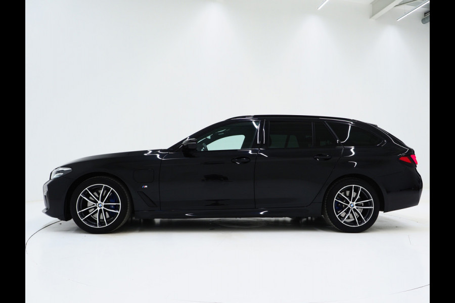BMW 5 Serie Touring 530e M Sport Shadow Line | Panoramadak | Trekhaak | Keyless | Sportstuur | Sfeerlicht | Camera | LED | Carplay