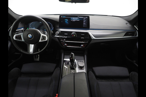 BMW 5 Serie Touring 530e M Sport Shadow Line | Panoramadak | Trekhaak | Keyless | Sportstuur | Sfeerlicht | Camera | LED | Carplay