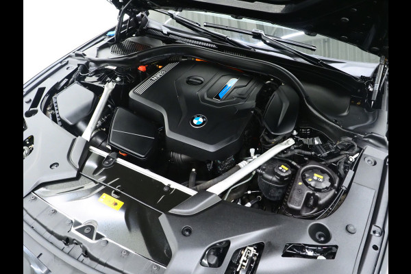 BMW 5 Serie Touring 530e M Sport Shadow Line | Panoramadak | Trekhaak | Keyless | Sportstuur | Sfeerlicht | Camera | LED | Carplay