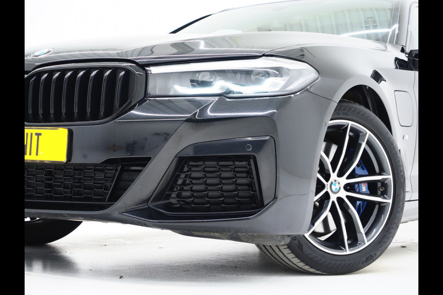 BMW 5 Serie Touring 530e M Sport Shadow Line | Panoramadak | Trekhaak | Keyless | Sportstuur | Sfeerlicht | Camera | LED | Carplay