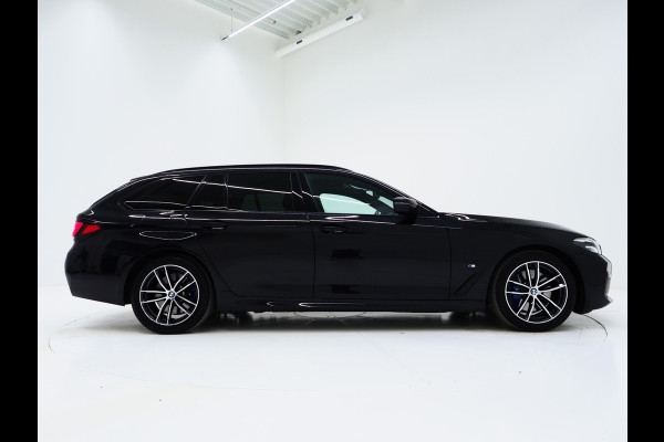 BMW 5 Serie Touring 530e M Sport Shadow Line | Panoramadak | Trekhaak | Keyless | Sportstuur | Sfeerlicht | Camera | LED | Carplay