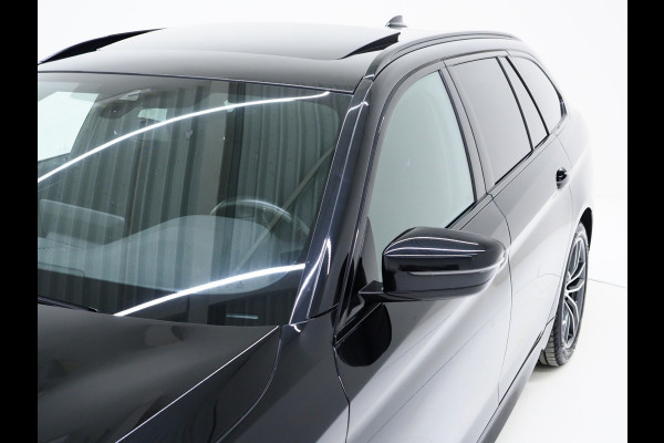 BMW 5 Serie Touring 530e M Sport Shadow Line | Panoramadak | Trekhaak | Keyless | Sportstuur | Sfeerlicht | Camera | LED | Carplay