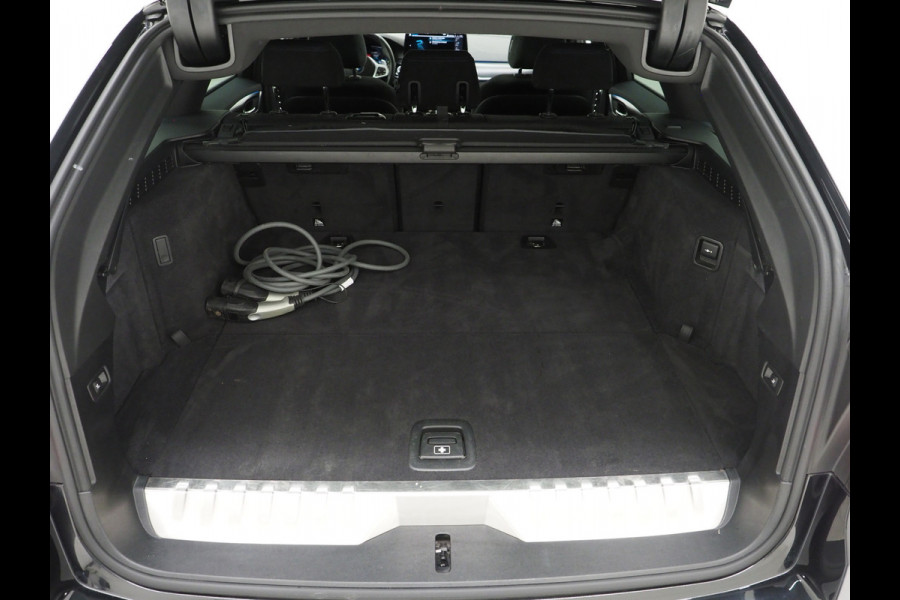 BMW 5 Serie Touring 530e M Sport Shadow Line | Panoramadak | Trekhaak | Keyless | Sportstuur | Sfeerlicht | Camera | LED | Carplay