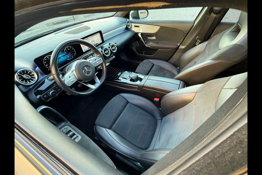 Mercedes-Benz A-Klasse 200 / AMG / PANO / Xenon LED / Sfeer verlicht. / Burmester Sound / Inruil Mog.
