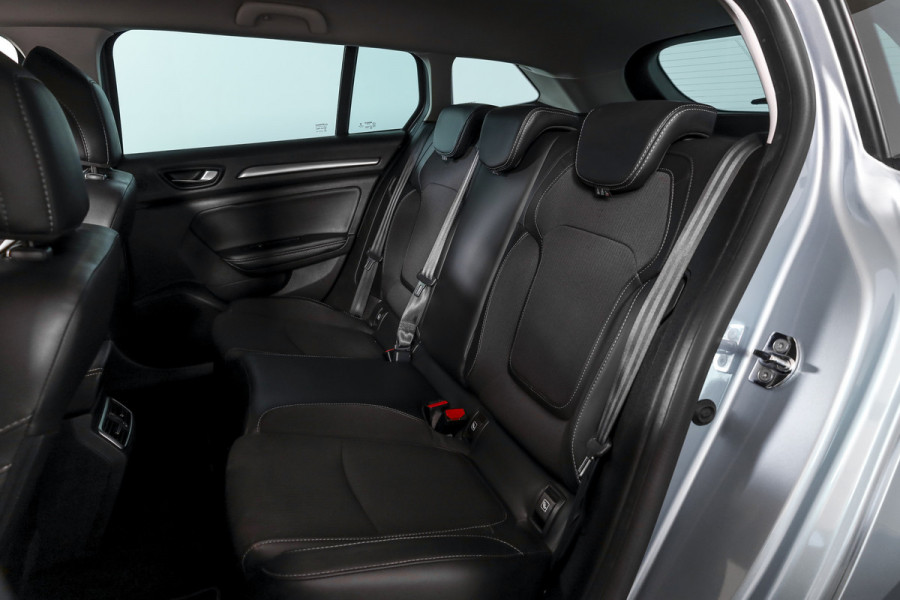 Renault Mégane Estate 1.6 E-Tech Plug-In Hybrid 160 Business Edition One | Dig. Cockpit | Cruise | PDC | Camera | NAV+App. Connect | ECC | Trekhaak | LM 17" |