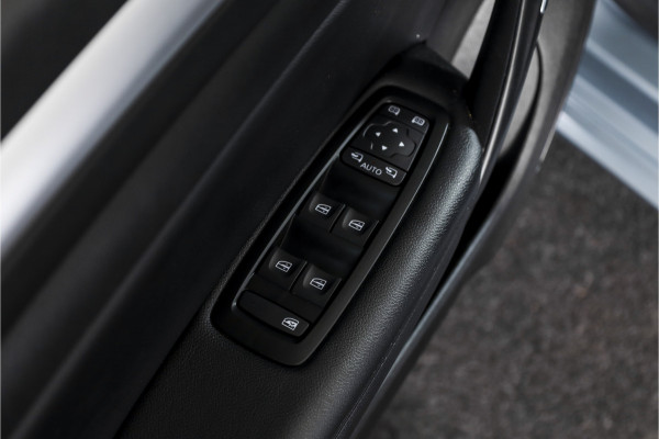 Renault Mégane Estate 1.6 E-Tech Plug-In Hybrid 160 Business Edition One | Dig. Cockpit | Cruise | PDC | Camera | NAV+App. Connect | ECC | Trekhaak | LM 17" |