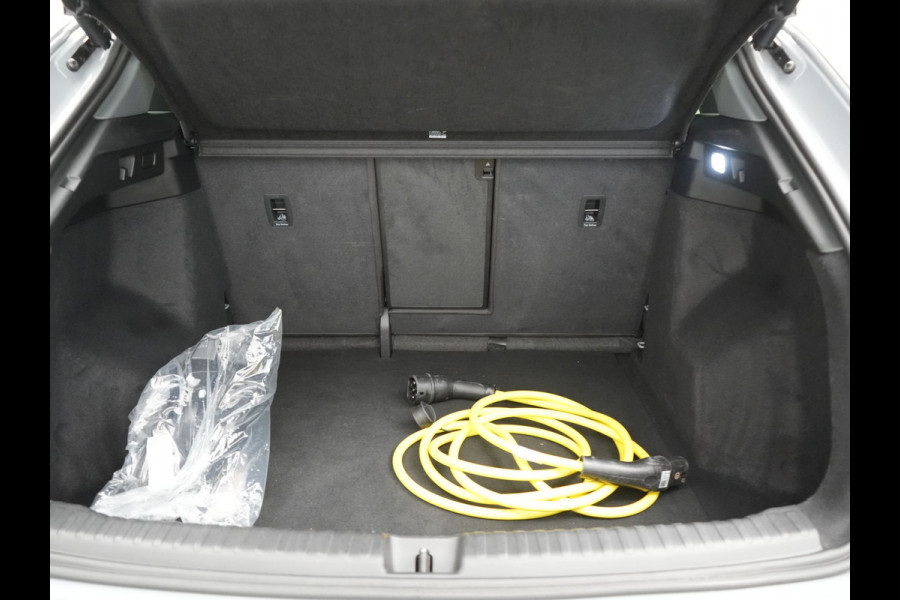Audi Q4 e-tron 45 Quattro Edition 77 kWh 265pk Dealer O.H. | Panodak | Sonos Audio | Sfeerverlichting | Lederen Sportstoelen Verwarmd | Apple Carplay | Navigatie | DAB | 20"L.M |