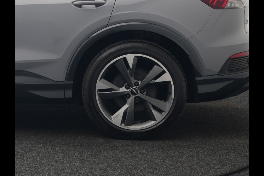 Audi Q4 e-tron 45 Quattro Edition 77 kWh 265pk Dealer O.H. | Panodak | Sonos Audio | Sfeerverlichting | Lederen Sportstoelen Verwarmd | Apple Carplay | Navigatie | DAB | 20"L.M |