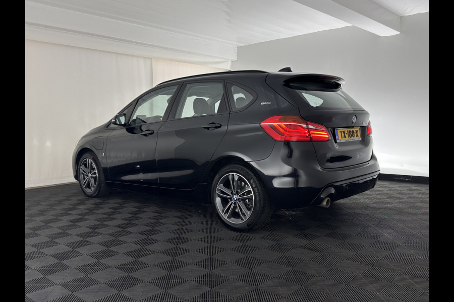 BMW 2 Serie Active Tourer 225xe iPerformance Saphir Edition {SOH-84%} Aut. *LEATHER | HEAD-UP | FULL-LED | HEATED-SPORTSEATS | CAMERA | NAVI-FULLMAP | PRIVACY-GLASS | ECC | PDC | 17''ALU*
