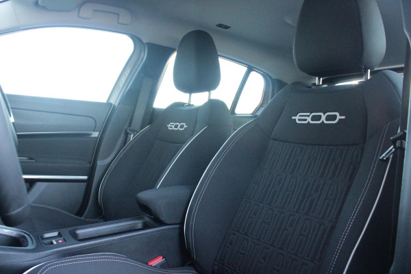Fiat 600 1.2 Hybrid 110PK AUTOMAAT URBAN | STOEL/VOORRUIT VERWARMING | KEYLESS ENTRY/START | 17" LICHTEMATELN VELGEN | DRAADLOZE TELEFOONLADER | DRAADLOZE APPLE CARPLAY/ANDROID AUTO | NAVIGATIE | DAB+ RADIO | PARKEERSENSOREN VOOR + ACHTER | ACHTERUITRIJ CAMERA | CRUISE CONTROL | LED KOPLAMPEN |