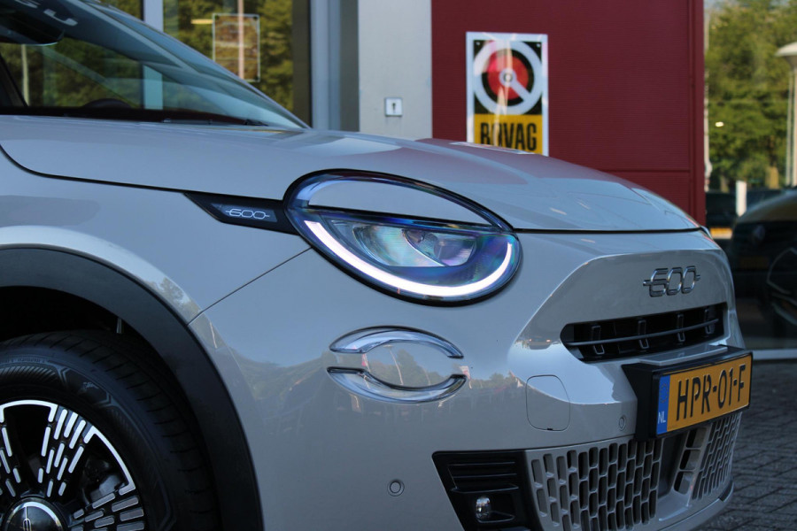 Fiat 600 1.2 Hybrid 110PK AUTOMAAT URBAN | STOEL/VOORRUIT VERWARMING | KEYLESS ENTRY/START | 17" LICHTEMATELN VELGEN | DRAADLOZE TELEFOONLADER | DRAADLOZE APPLE CARPLAY/ANDROID AUTO | NAVIGATIE | DAB+ RADIO | PARKEERSENSOREN VOOR + ACHTER | ACHTERUITRIJ CAMERA | CRUISE CONTROL | LED KOPLAMPEN |