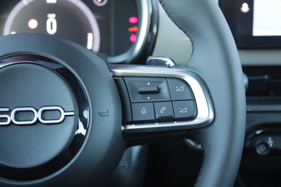 Fiat 600 1.2 Hybrid 110PK AUTOMAAT URBAN | STOEL/VOORRUIT VERWARMING | KEYLESS ENTRY/START | 17" LICHTEMATELN VELGEN | DRAADLOZE TELEFOONLADER | DRAADLOZE APPLE CARPLAY/ANDROID AUTO | NAVIGATIE | DAB+ RADIO | PARKEERSENSOREN VOOR + ACHTER | ACHTERUITRIJ CAMERA | CRUISE CONTROL | LED KOPLAMPEN |