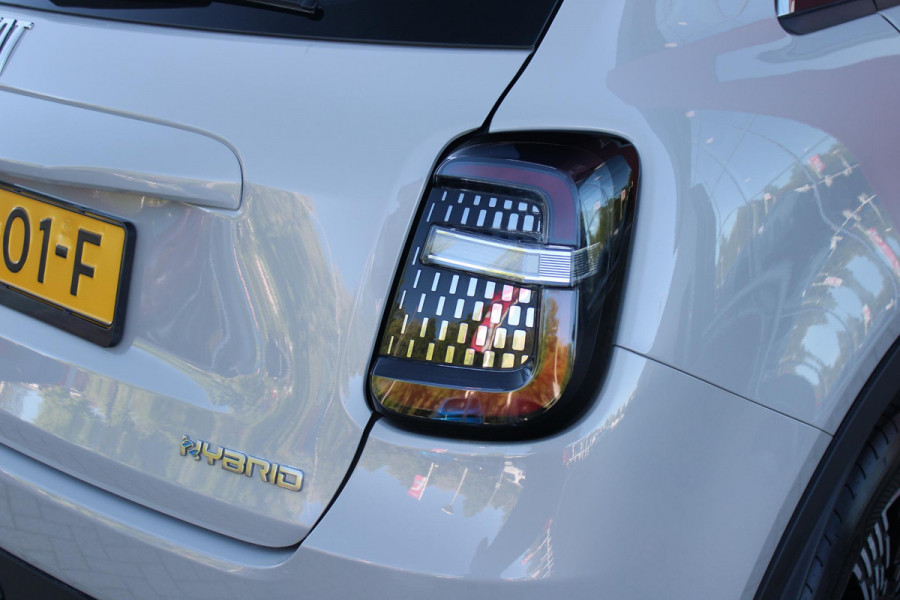 Fiat 600 1.2 Hybrid 110PK AUTOMAAT URBAN | STOEL/VOORRUIT VERWARMING | KEYLESS ENTRY/START | 17" LICHTEMATELN VELGEN | DRAADLOZE TELEFOONLADER | DRAADLOZE APPLE CARPLAY/ANDROID AUTO | NAVIGATIE | DAB+ RADIO | PARKEERSENSOREN VOOR + ACHTER | ACHTERUITRIJ CAMERA | CRUISE CONTROL | LED KOPLAMPEN |