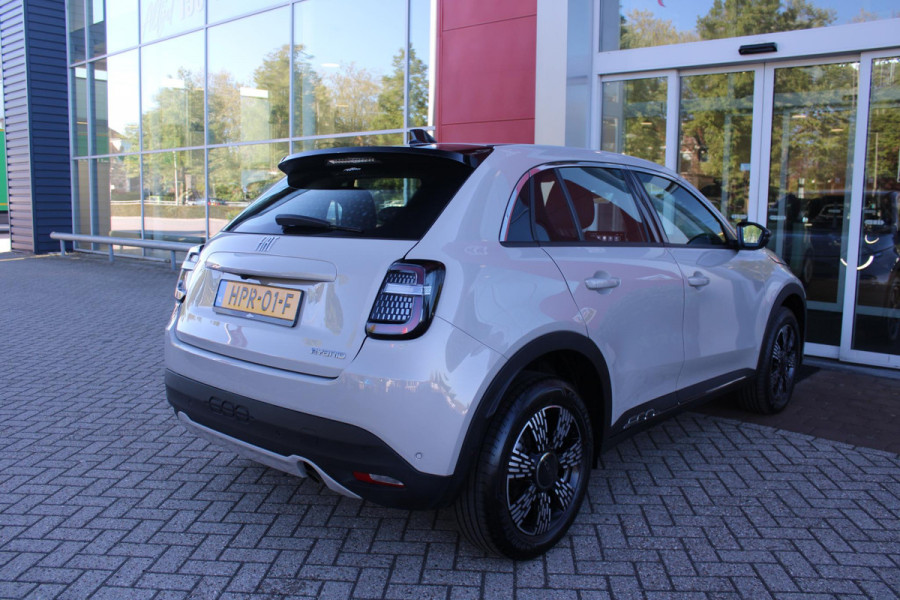 Fiat 600 1.2 Hybrid 110PK AUTOMAAT URBAN | STOEL/VOORRUIT VERWARMING | KEYLESS ENTRY/START | 17" LICHTEMATELN VELGEN | DRAADLOZE TELEFOONLADER | DRAADLOZE APPLE CARPLAY/ANDROID AUTO | NAVIGATIE | DAB+ RADIO | PARKEERSENSOREN VOOR + ACHTER | ACHTERUITRIJ CAMERA | CRUISE CONTROL | LED KOPLAMPEN |