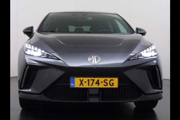 MG Mg4 electric Trophy Extended Range 77kWh Warmtepomp Trekhaak SOH 95% Adap.Cruise Navi 360°Camera Apple Carplay Android Auto Elek.Stoel+Verwar Led Privacy Glas Isofix DAB Bluetooth Dodehoek detector File assistent Rijstrooksensor Wifi 1e Eigenaar Origineel Nederlandse Auto