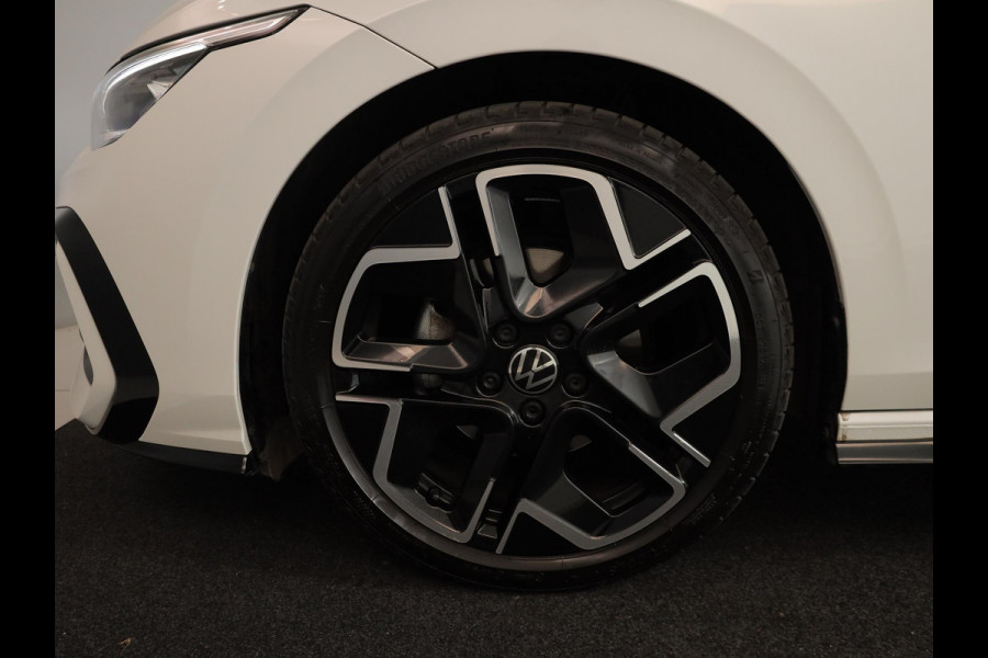 Volkswagen Golf variant 1.5 eTSI R-Line Edition | Black style pakket | Panoramisch schuif-kanteldak | Assistance pakket plus
