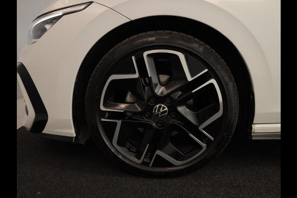 Volkswagen Golf variant 1.5 eTSI R-Line Edition | Black style pakket | Panoramisch schuif-kanteldak | Assistance pakket plus
