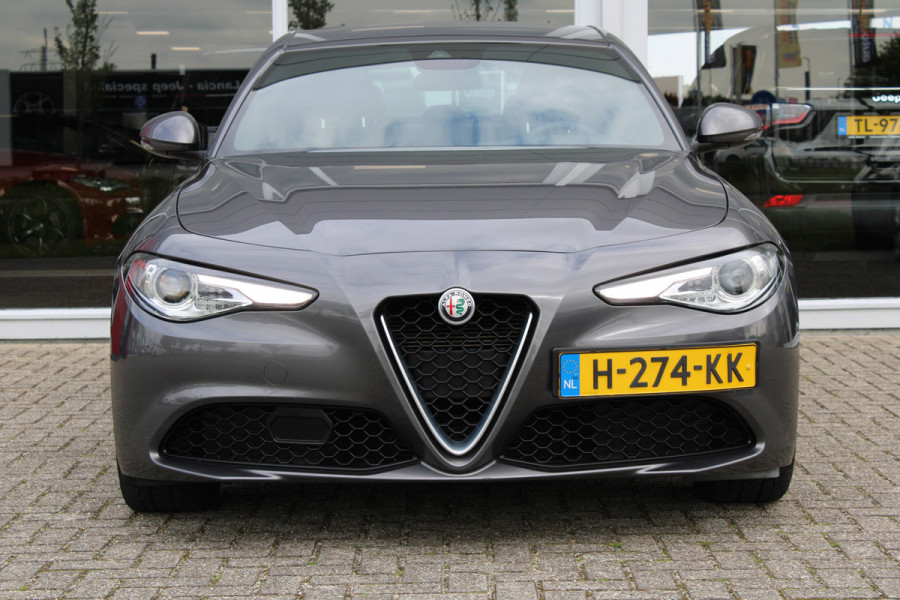 Alfa Romeo Giulia 2.0T Super | Veloce interieur | Stuur\stoel verwarming | Xenon | Regen\lichtsensor 19" velgen