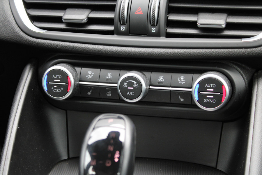 Alfa Romeo Giulia 2.0T Super | Veloce interieur | Stuur\stoel verwarming | Xenon | Regen\lichtsensor 19" velgen