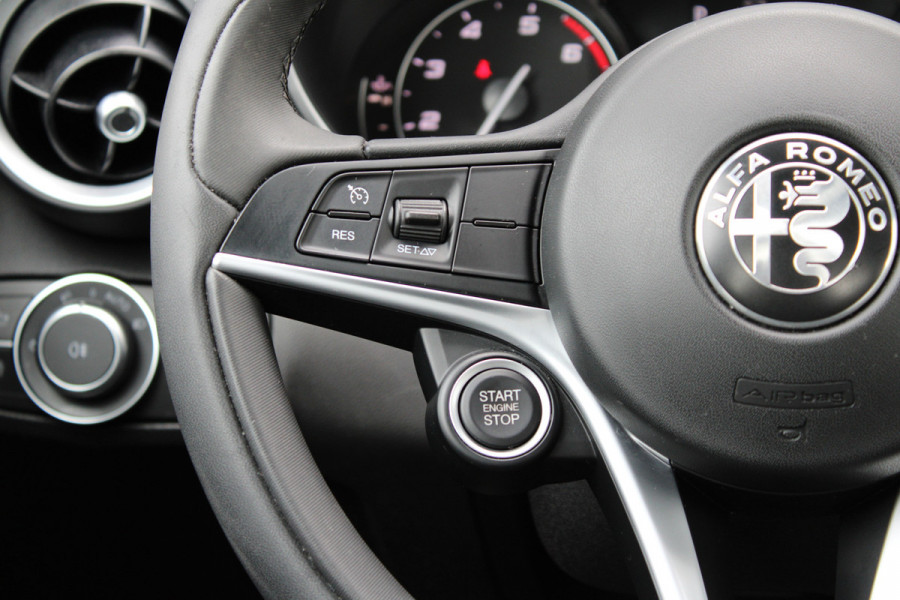 Alfa Romeo Giulia 2.0T Super | Veloce interieur | Stuur\stoel verwarming | Xenon | Regen\lichtsensor 19" velgen