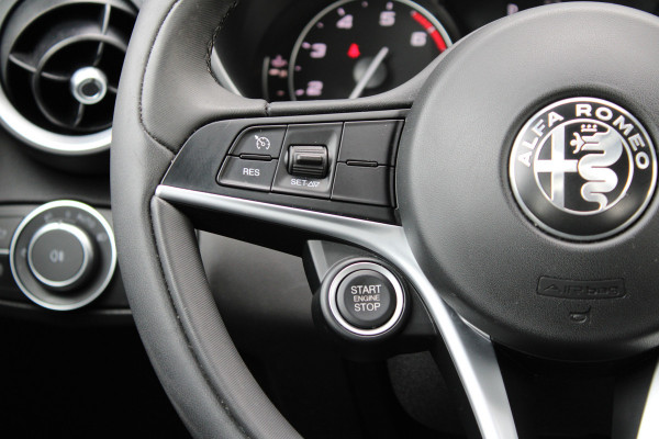 Alfa Romeo Giulia 2.0T Super | Veloce interieur | Stuur\stoel verwarming | Xenon | Regen\lichtsensor 19" velgen