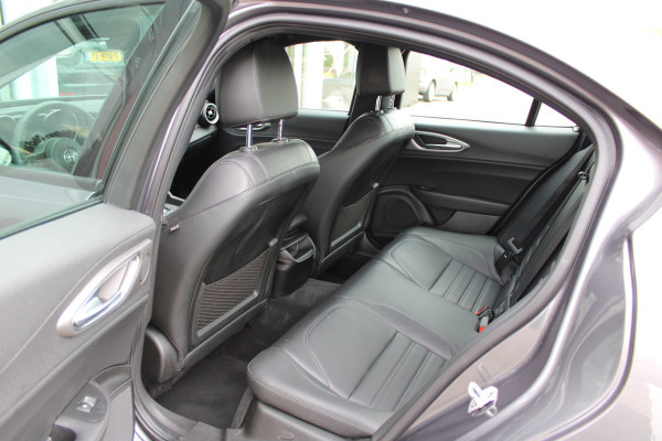 Alfa Romeo Giulia 2.0T Super | Veloce interieur | Stuur\stoel verwarming | Xenon | Regen\lichtsensor 19" velgen